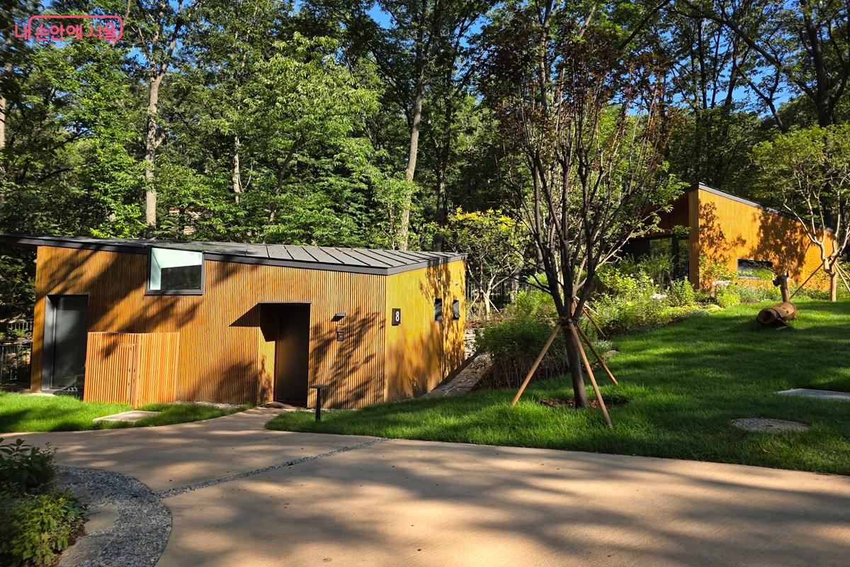 4인실 8호와 2인실 9호, 숲속의 집이 모여 있는 햇살정원 &copy;구정숙