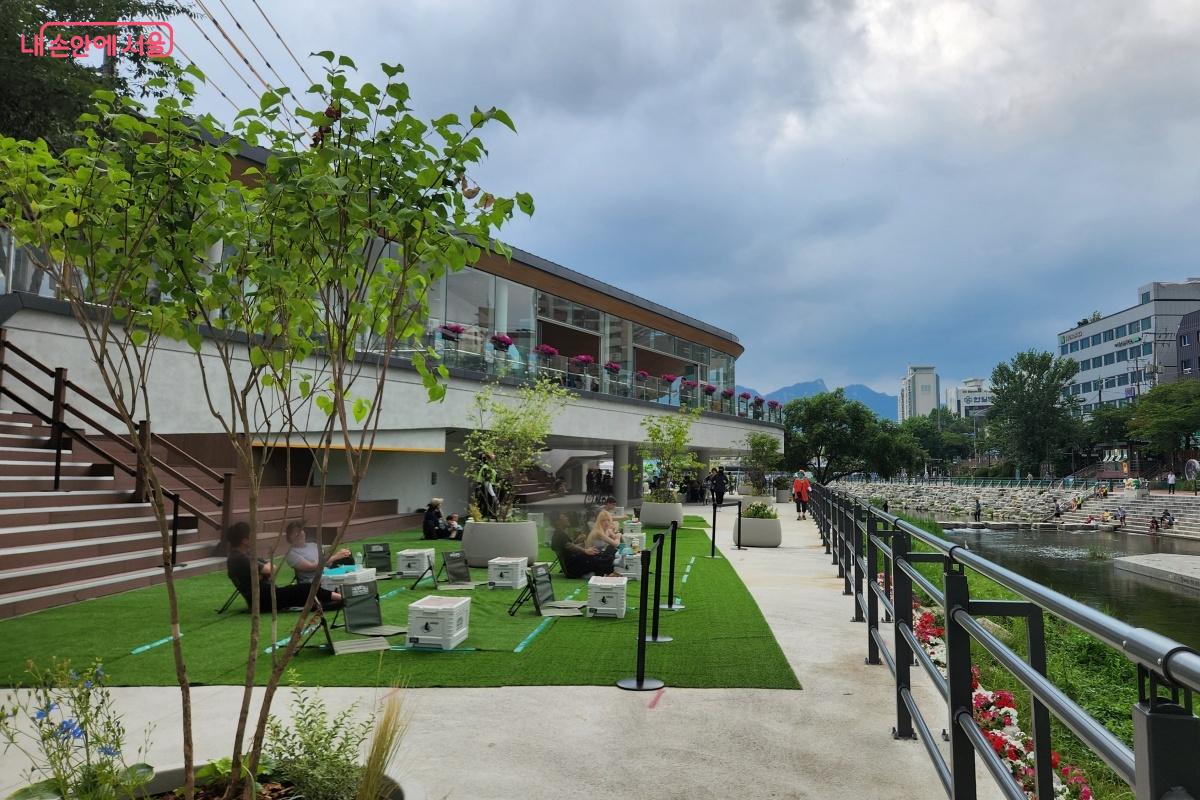 수변활력거점 공간뿐만 아니라 건물 양쪽에 인조 잔디 휴게 공간이 마련되었다. ©김미선