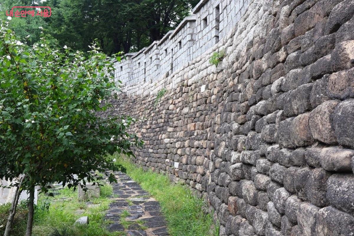 옥수수알 모양으로 다듬은 돌로 만든 다산성곽 석성의 모습이 인상적이다. ©이봉덕