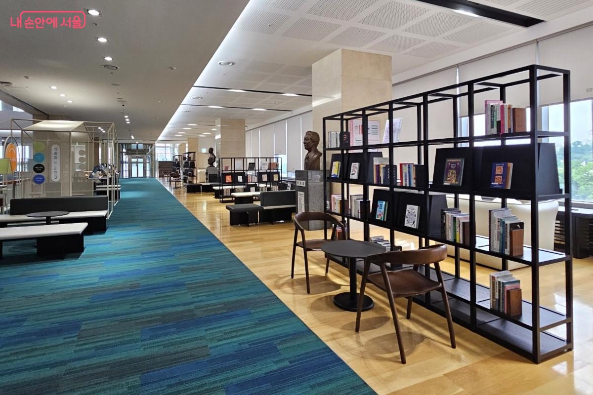 테마별 특성이 드러나도록 구성된 &lsquo;해오름 북라운지&rsquo; &copy;최정윤