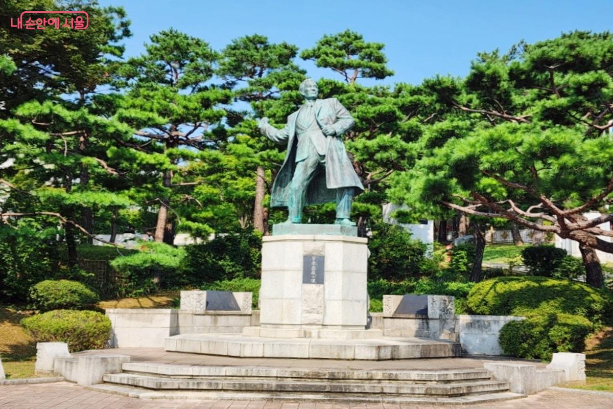 용산구 효창공원에서는 이봉창 의사의 동상을 만날 수 있다. ©김은주