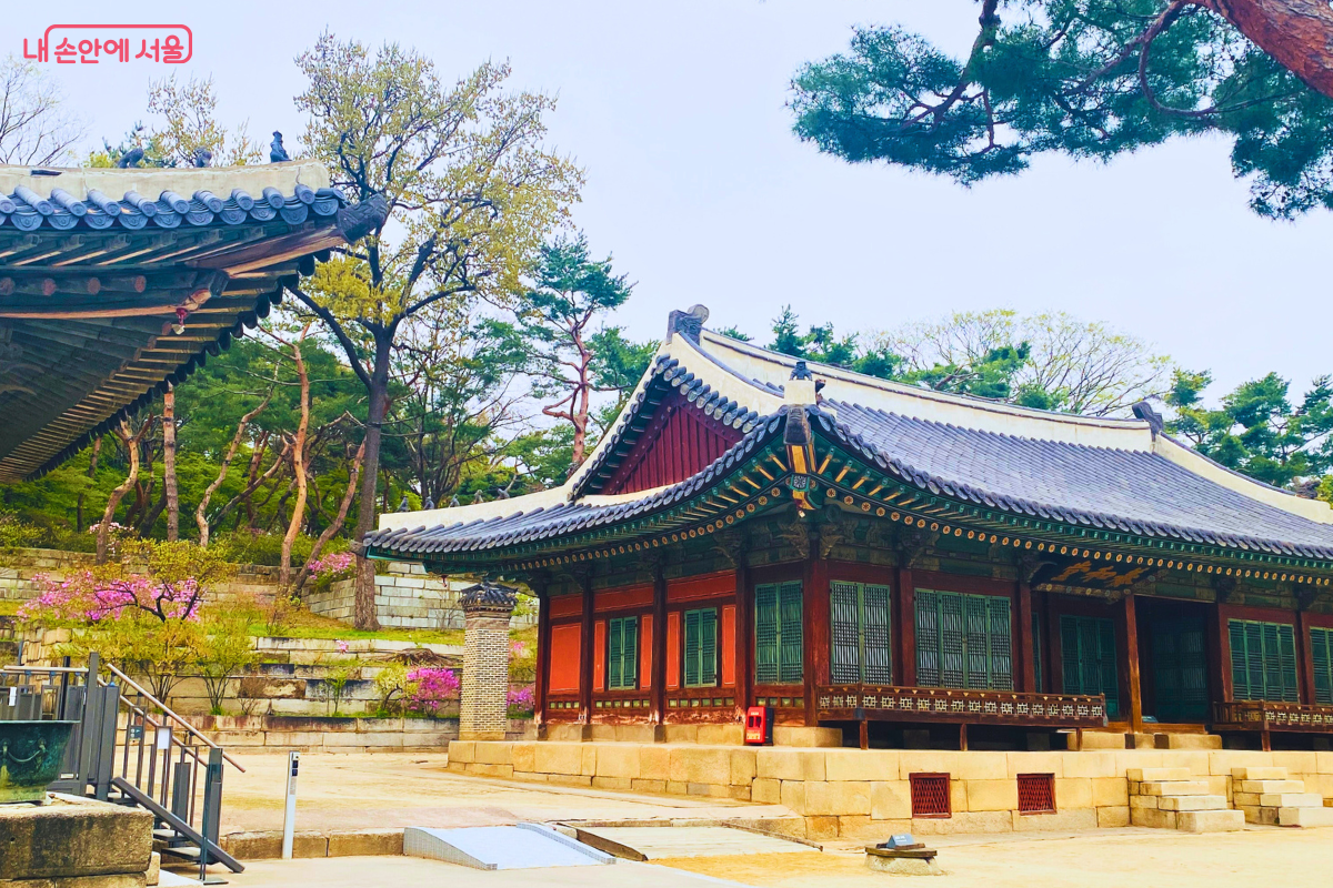 붉은색 기둥과 검은 기와지붕이 조화를 이루는 전각 ‘양화당’ ©양정화