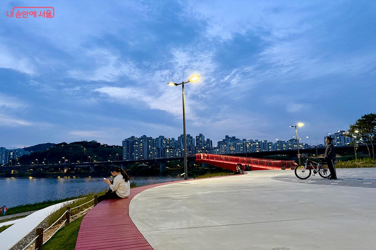 한강의 야경을 즐기는 사람들의 모습이 여유롭다. ©김미정