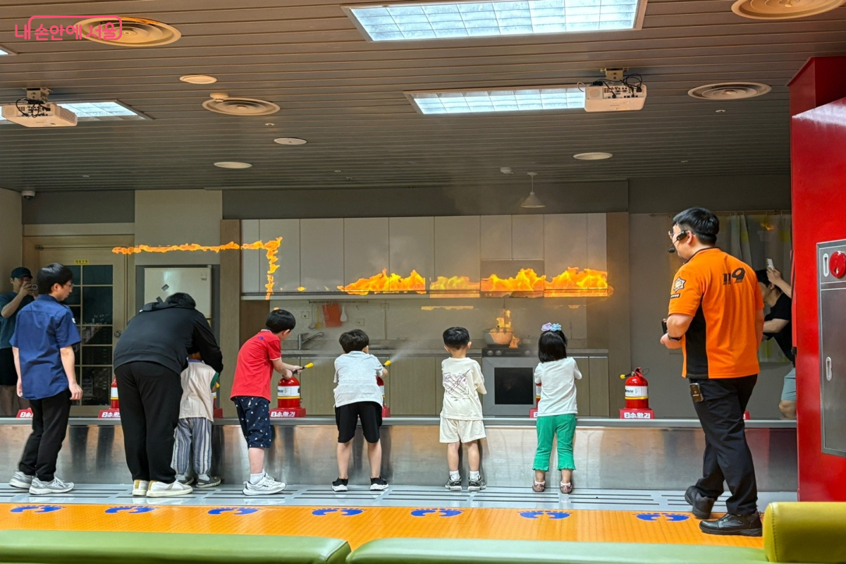 소화기 체험을 하고 있는 아이들 ©이혜린