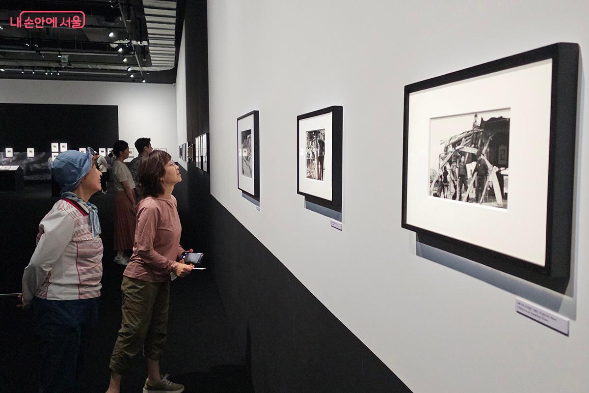 사진미술관 전시실에서 사진을 감상하는 시민들 &copy;오도연
