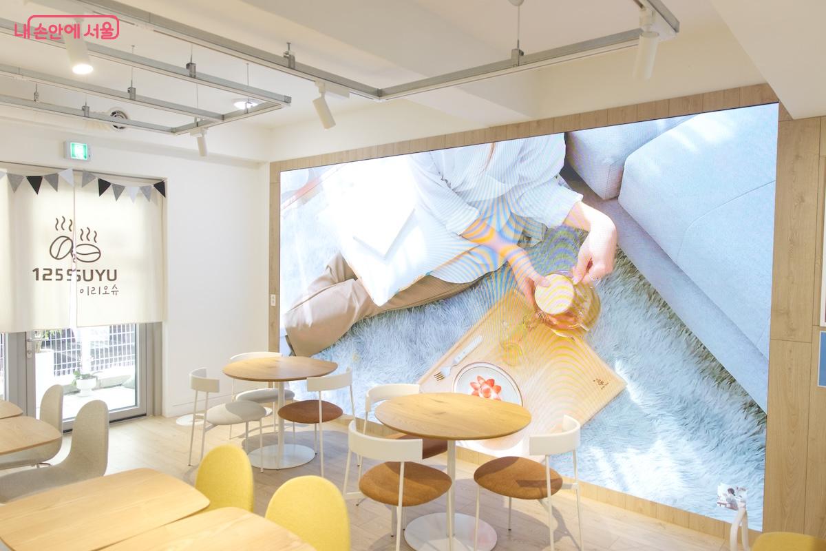 ‘이리오슈’라는 뜻의 재미있는 명칭이 돋보이는 1층 카페 ‘125SUYU’ ©임중빈