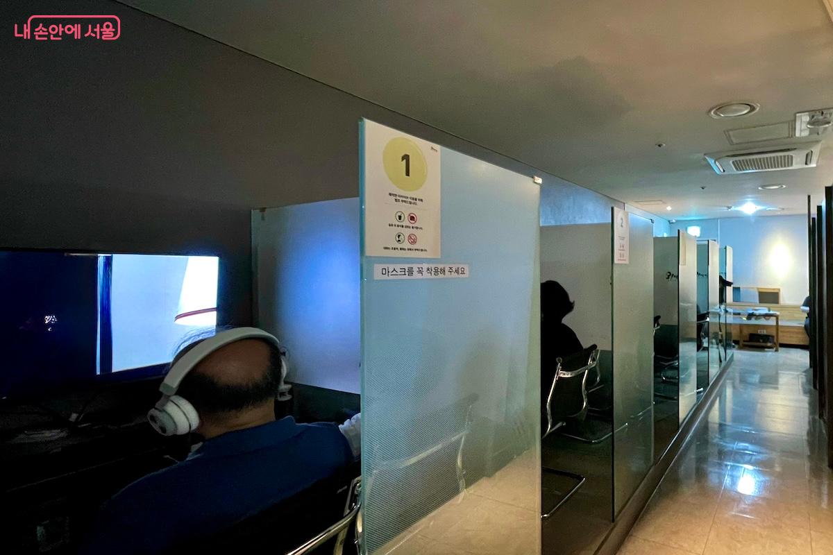 DVD를 열람하고 있는 시민들의 모습 &copy;이종빈