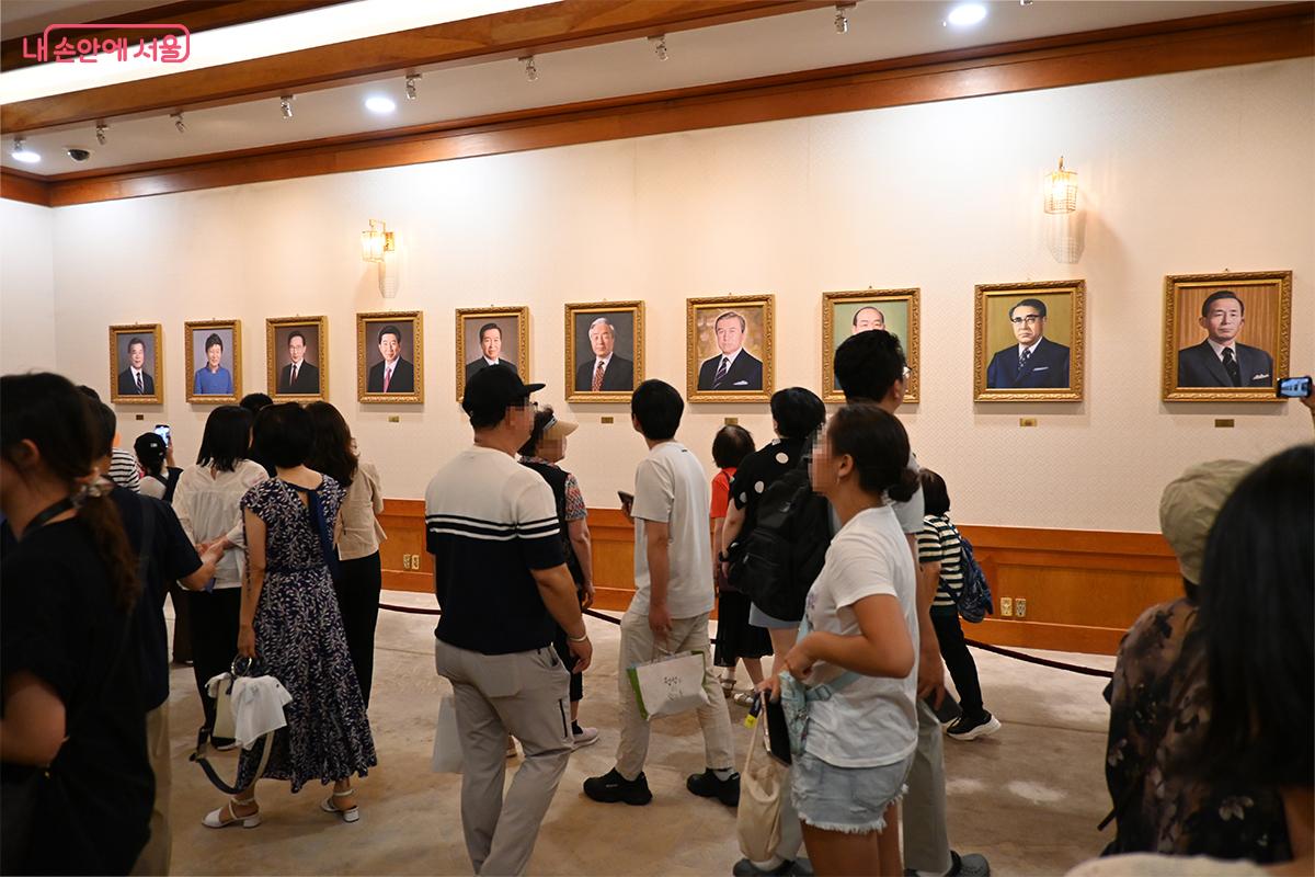 역대 대통령의 초상을 둘러보는 시민들의 모습 &copy;권주경