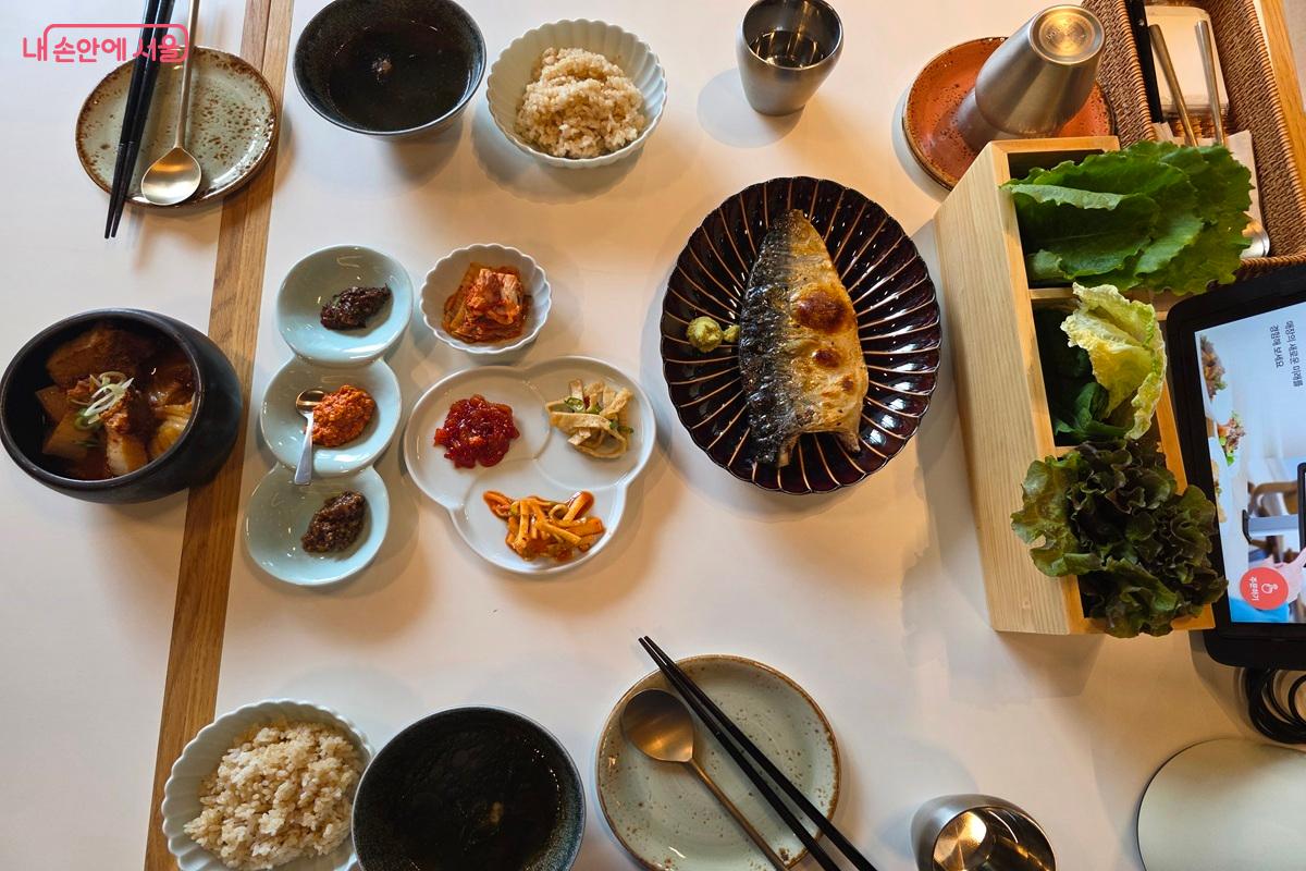 '씨즌 서울' 저녁 메뉴로 나온 생선구이와 김치찜 &copy;구정숙