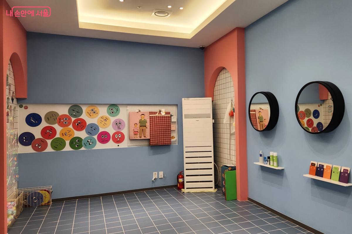 스티커와 카드로 나의 마음을 표헌한다. ©김미선