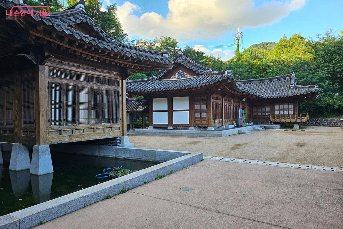 한옥에서 폭포를 감상하며 책을 읽을 수 있는 청운문학도서관 1층 한옥도서관 ©이정민