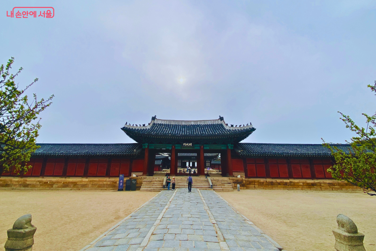 창경궁의 돌다리인 옥천교 너머로 정면의 명정문이 보인다. ©양정화