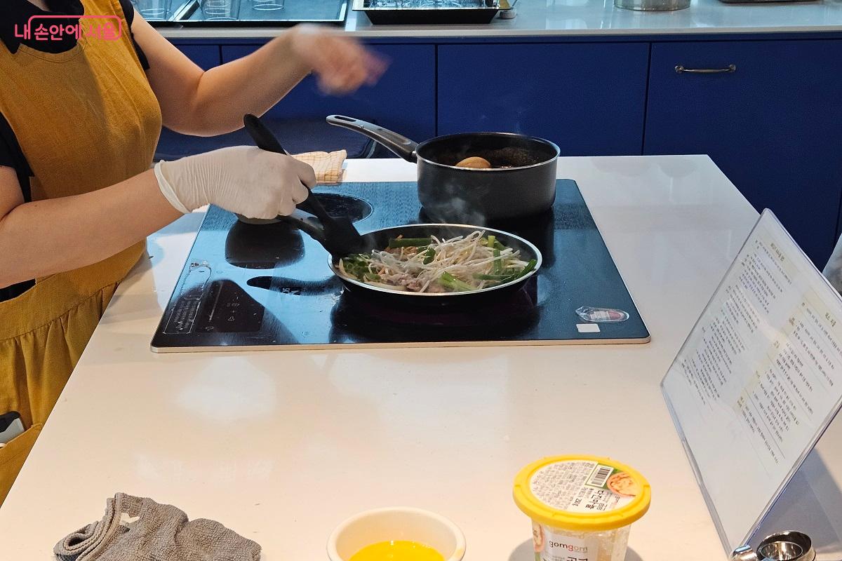 손질된 채소와 고기를 조리하고 있다.  ⓒ김진호