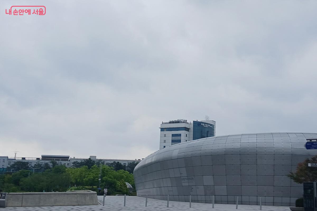 서울의 랜드마크인 동대문디자인플라자(DDP) &copy;최은영 
