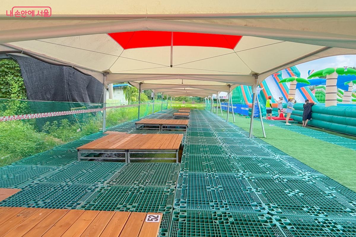 옹기종기 앉아 놀 수 있는 평상은 대여가 가능하다. &copy;이미현