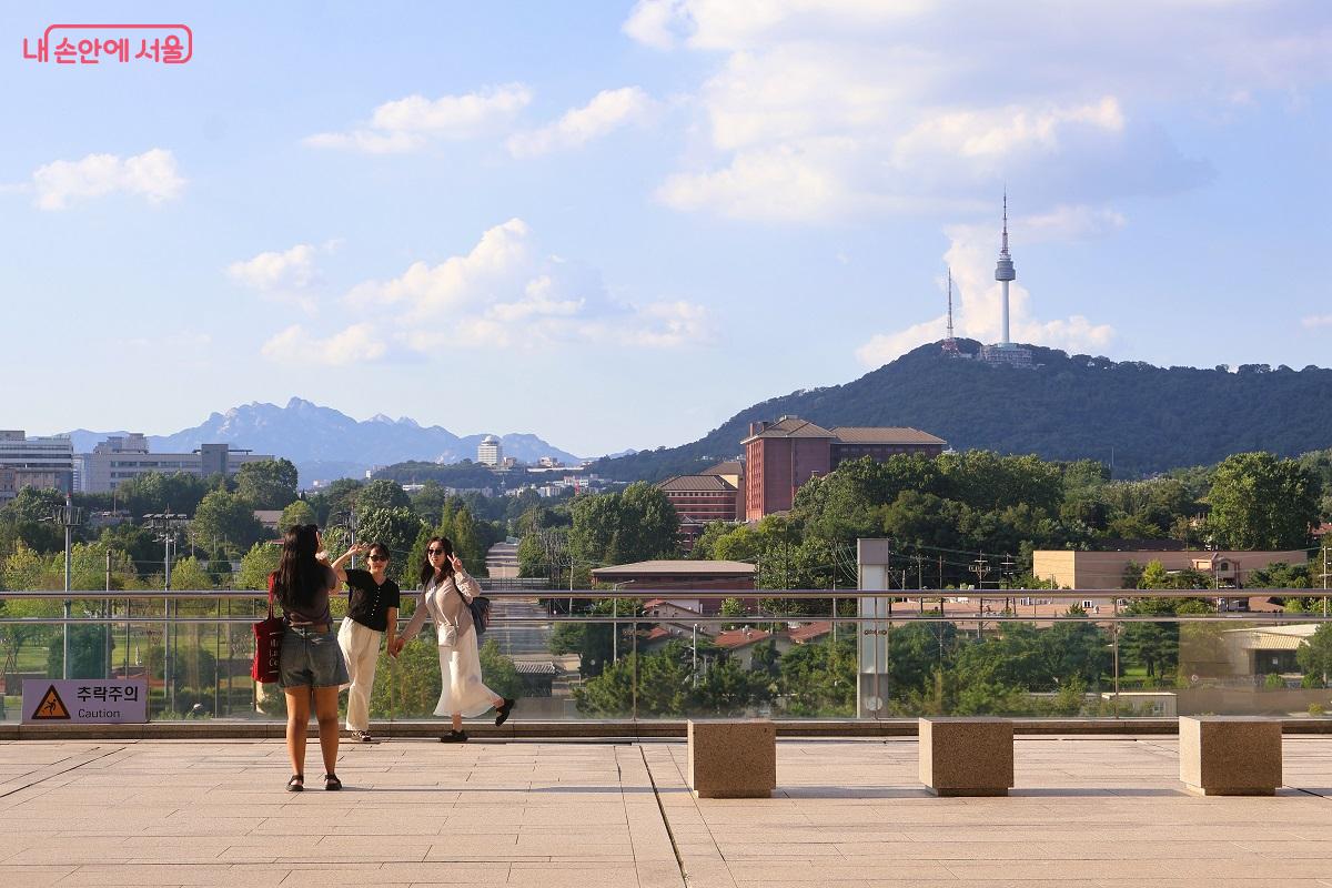 계단으로 올라서니, 저 멀리 서울을 대표하는 북한산과 북악산, 인왕산, 남산을 배경으로 아름다운 서울 풍경이 펼쳐진다. ©이봉덕 