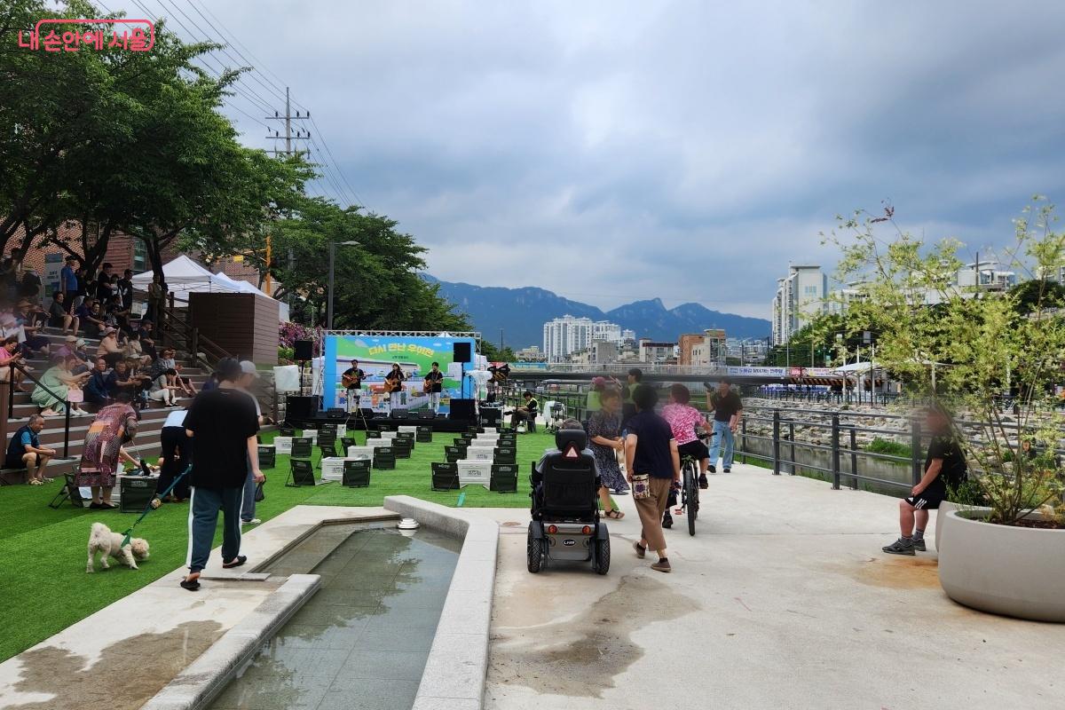 강북 여울장터, 버스킹 공연에 흠뻑 빠지는 시간을 갖는다. ©김미선