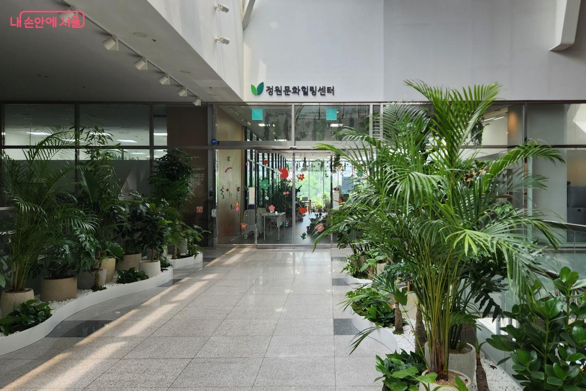 지난 5월, 문을 연 ‘북서울꿈의숲 정원힐링문화센터’에 들어가 봤다. ©김미선