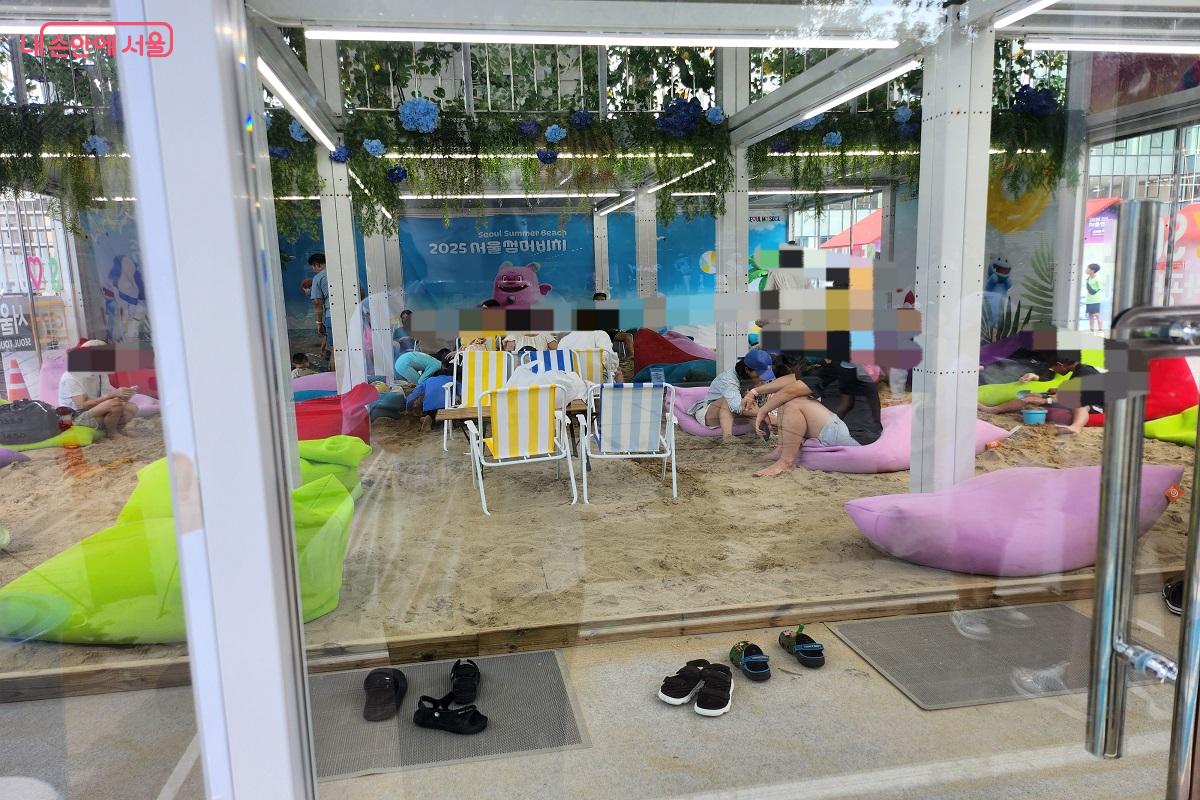 실제 해변처럼 모래가 깔려 있어 맨발로 놀 수 있었다 &copy;이소현