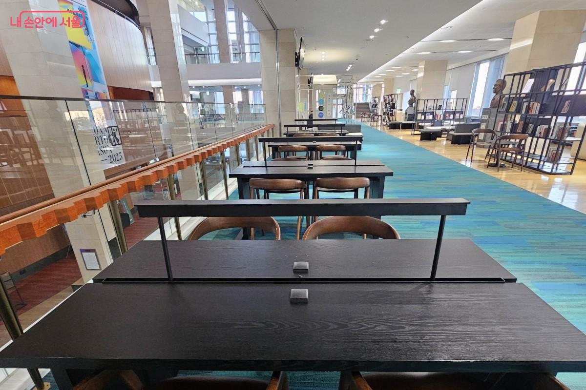 자유롭게 이용할 수 있는 독서 공간 &copy;최정윤