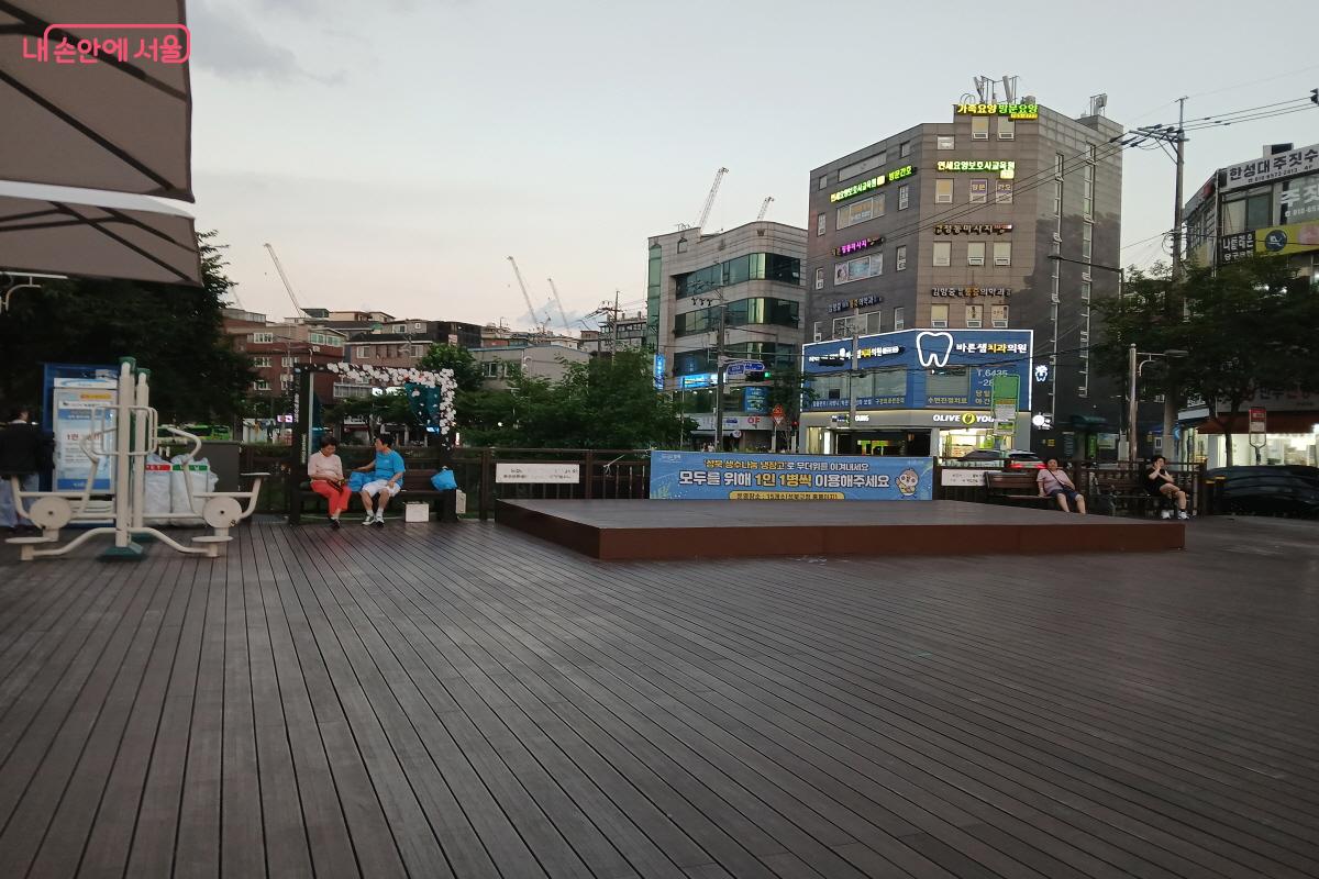 휴식을 취할 수 있는 벤치가 많은 성북천 분수광장 &copy;최은영 