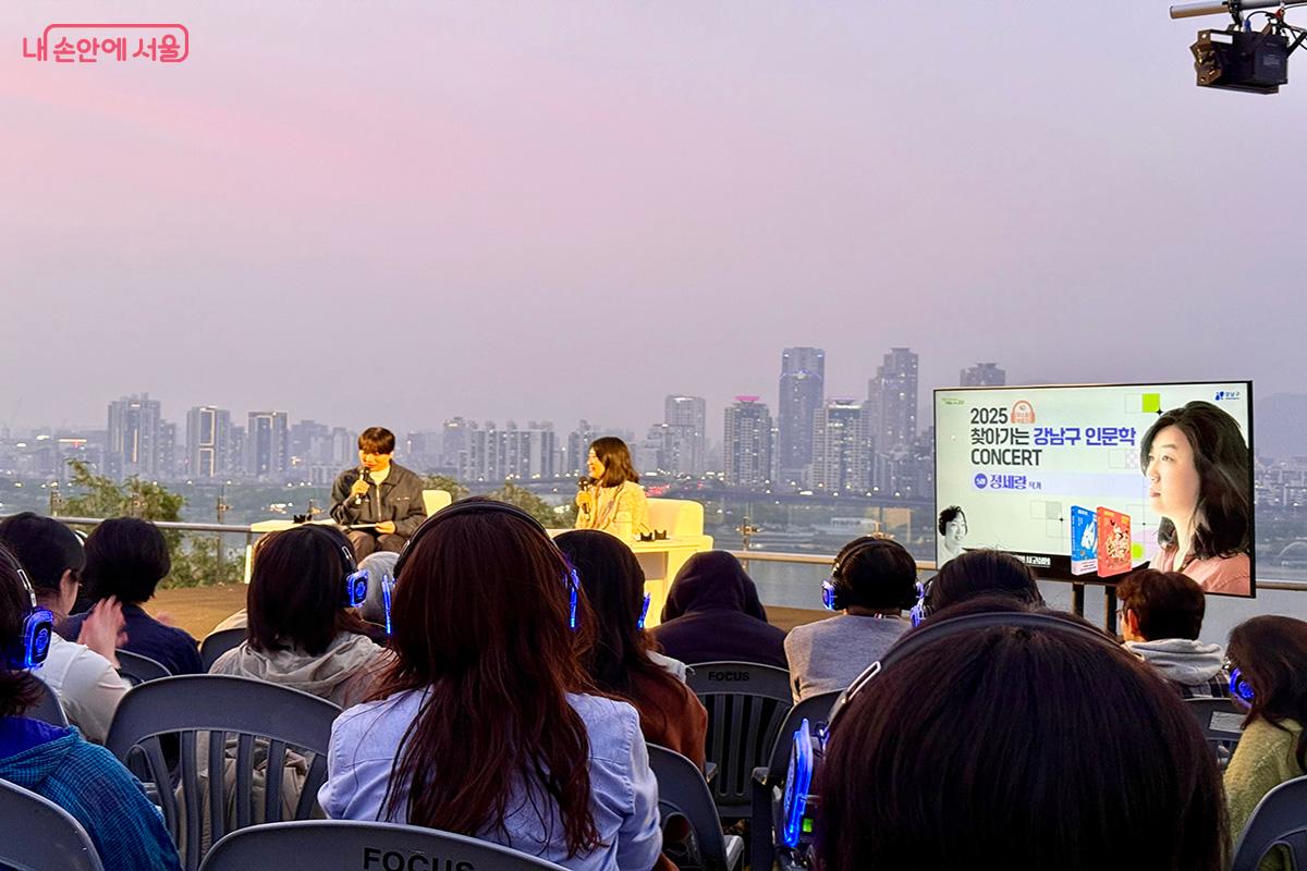지난 5월 한강뷰를 배경으로 열린 정세랑 작가 인문학 콘서트 ©김미정