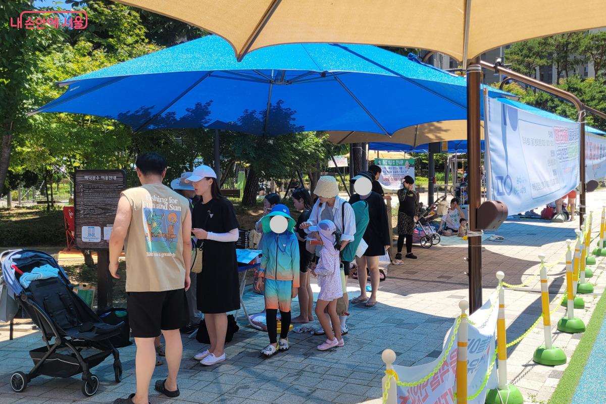 매 시간마다 휴식 시간 10분이 주어진다. 새 회차의 팔찌를 받고 입장을 기다리고 있다. ©김민지