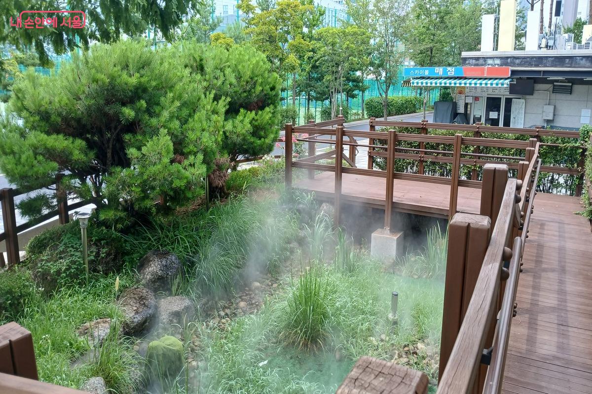 안개가 뿜어 나와서인지 시원한 기분이 든다. &copy;유지민