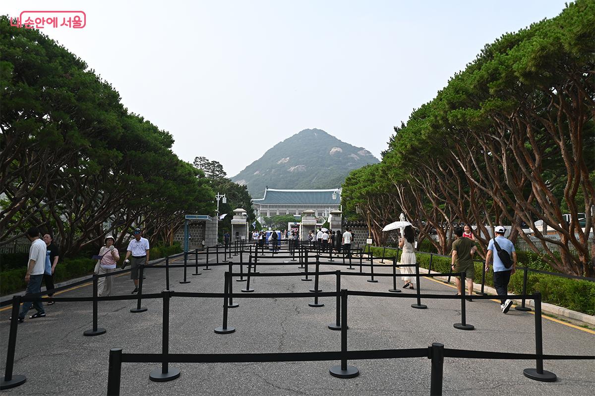 청와대 정문 들어가는 입구에 대기줄이 있다. &copy;권주경