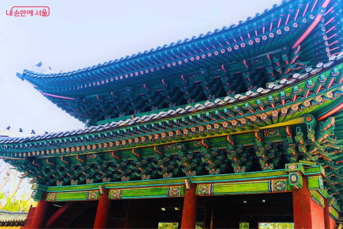정교한 색감의 단청으로 장식된 홍화문 처마에서 전통미와 장인의 손길이 느껴진다. ©양정화