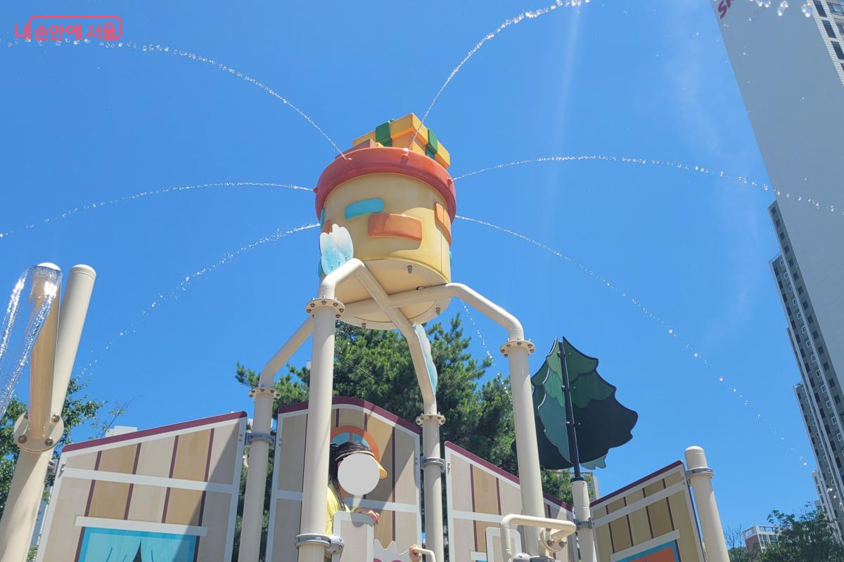 파란 하늘과 물줄기가 떨어지는 물놀이터의 모습은 마치 그림 같다. ©김민지