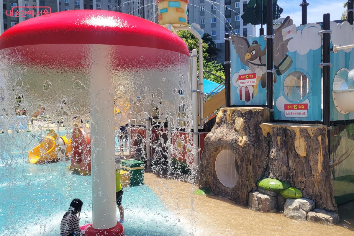 우산 모양의 시설 안에 들어가면 물 동굴 안에 들어와 있는 느낌이 든다. ©김민지