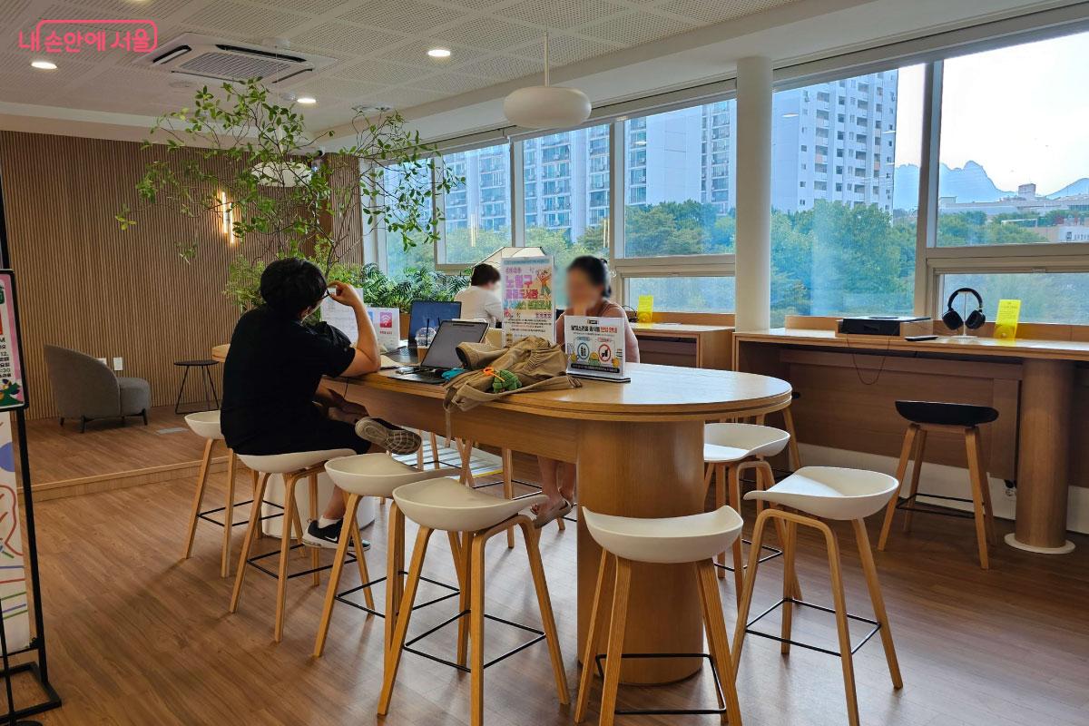 편하게 전자기기를 쓰기 좋은 자리도 있다. ©홍혜수 