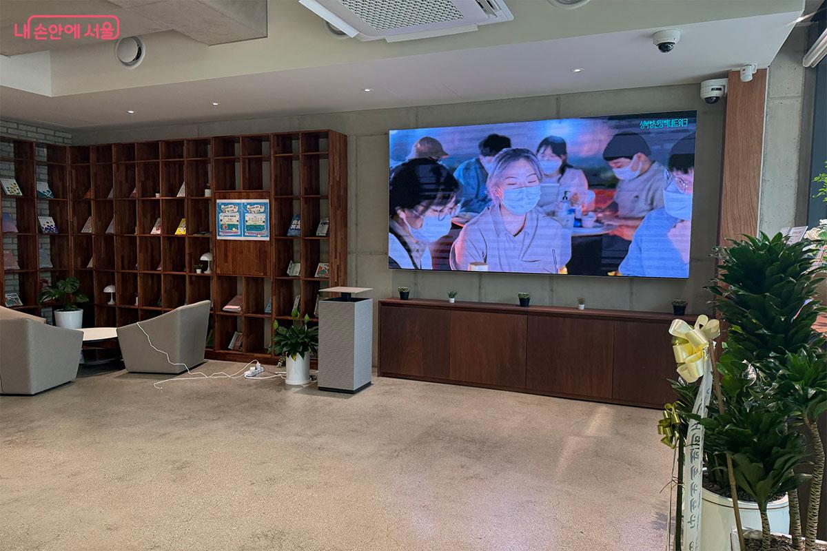 서울청년센터 성북에 입장하면 휴게공간과 미디어월이 반겨준다. ⓒ송수아