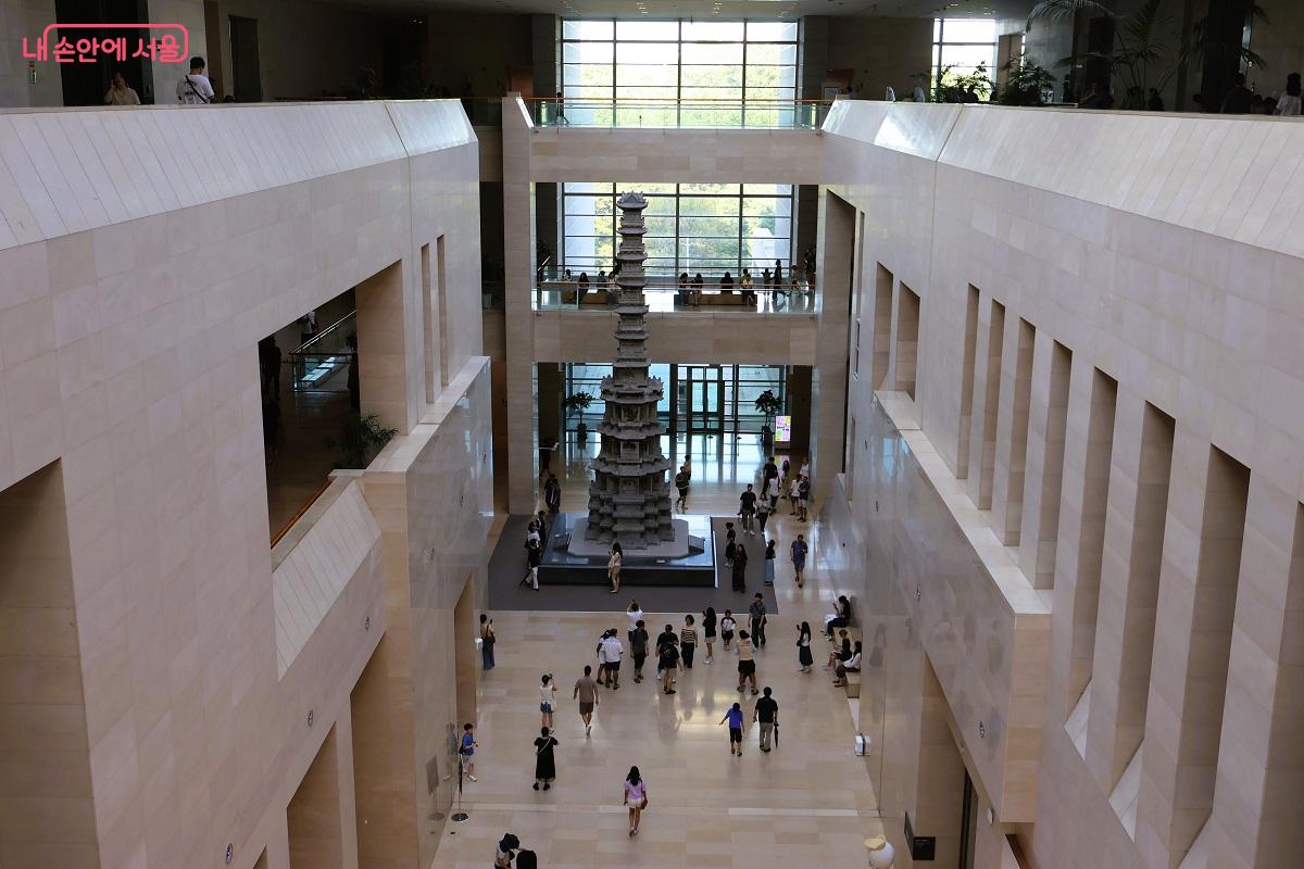 박물관 내부 모습, 경천사 십층석탑을 관람하는 방문객들 ©이봉덕