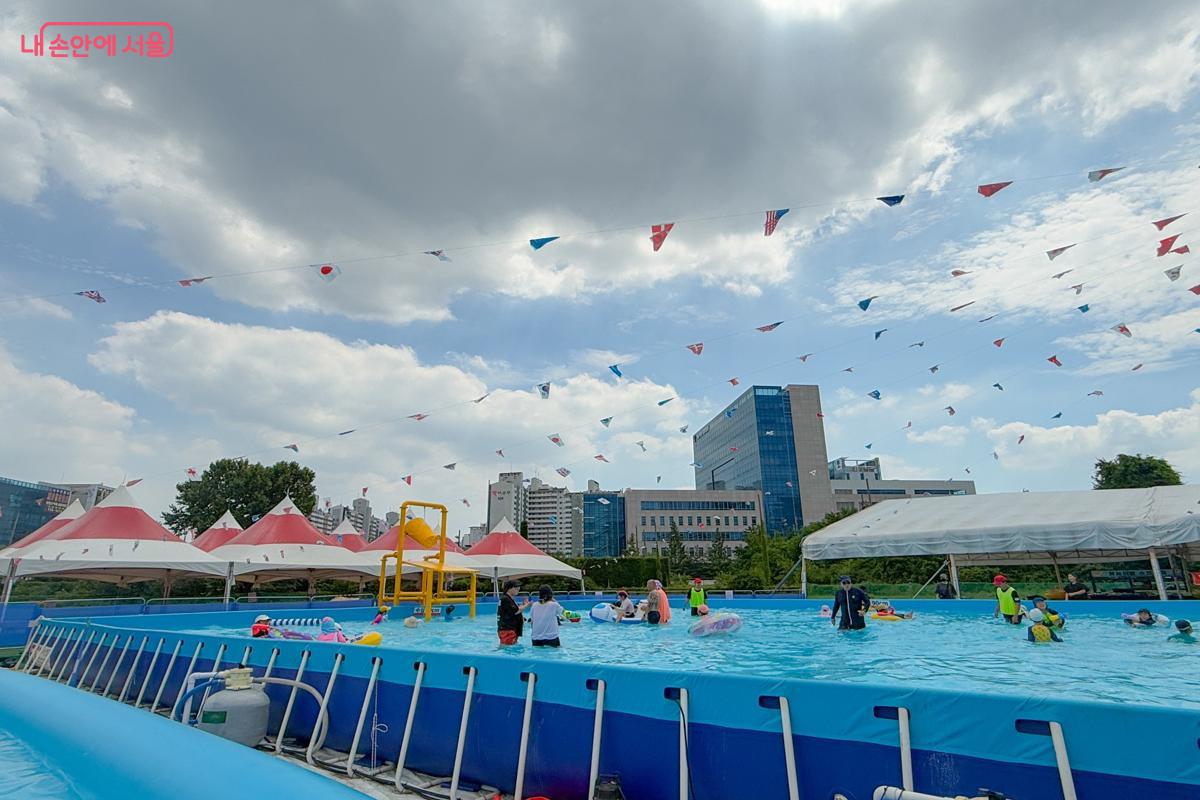 유수풀이 있어 둥둥 떠다니며 놀 수 있는 수영장 &copy;이미현
