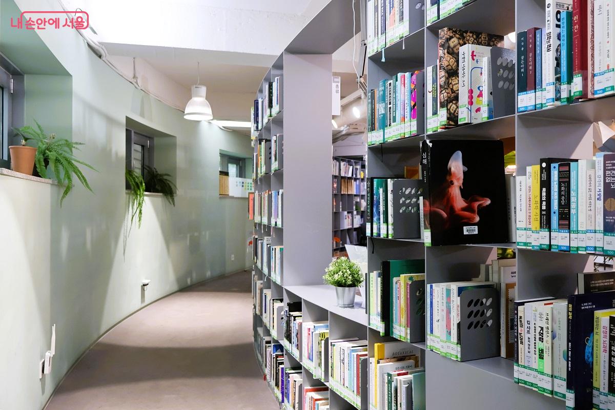 2층 안내데스크와 실내정원 사이에 있는 일반자료실 서가 ©이봉덕