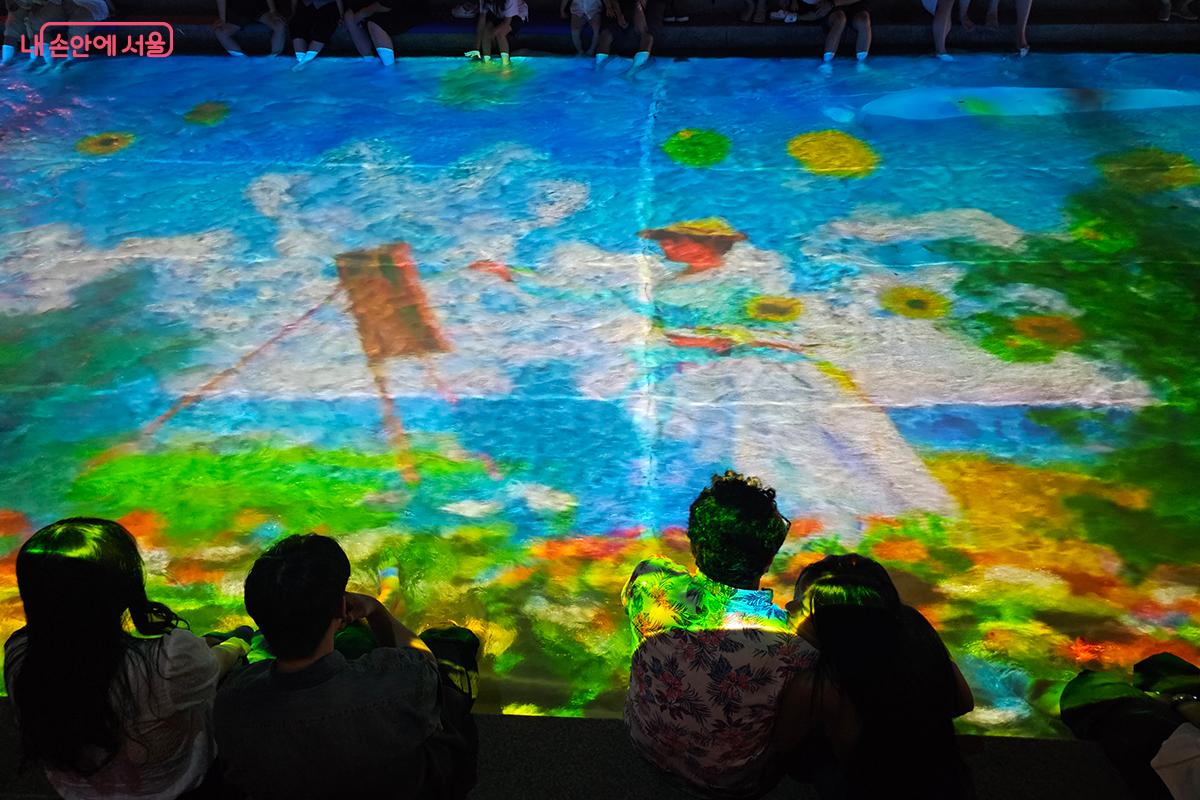 클로드 모네의 명화를 청계천 수면 위에 영상으로 비추는 새로운 시도가 큰 호응을 얻었다. &copy;백승훈