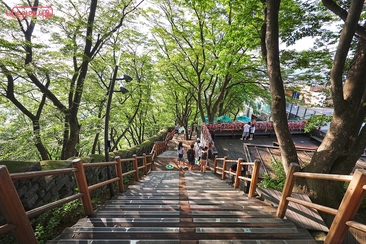 하산할 때에는 숲속 데크길을 이용하면 좋다. ©김주연