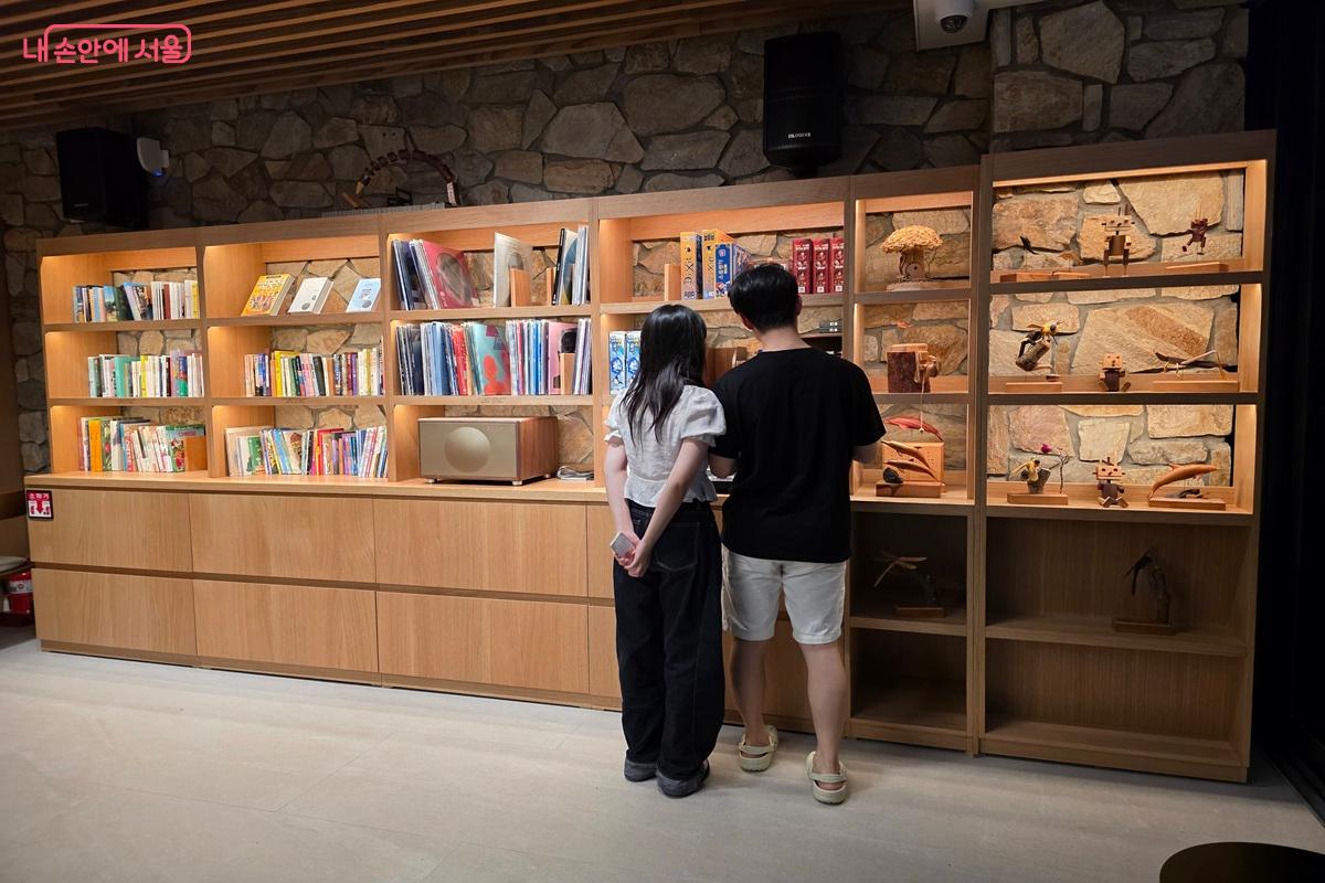 음반을 고르는 숙박객 &copy;구정숙