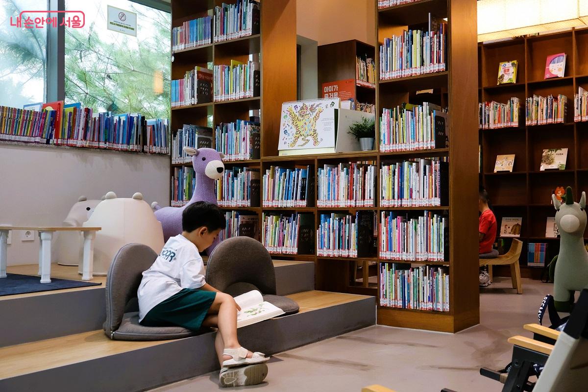 어린이 열람실에서 즐겁게 책 읽고 있는 어린이들 ©이봉덕