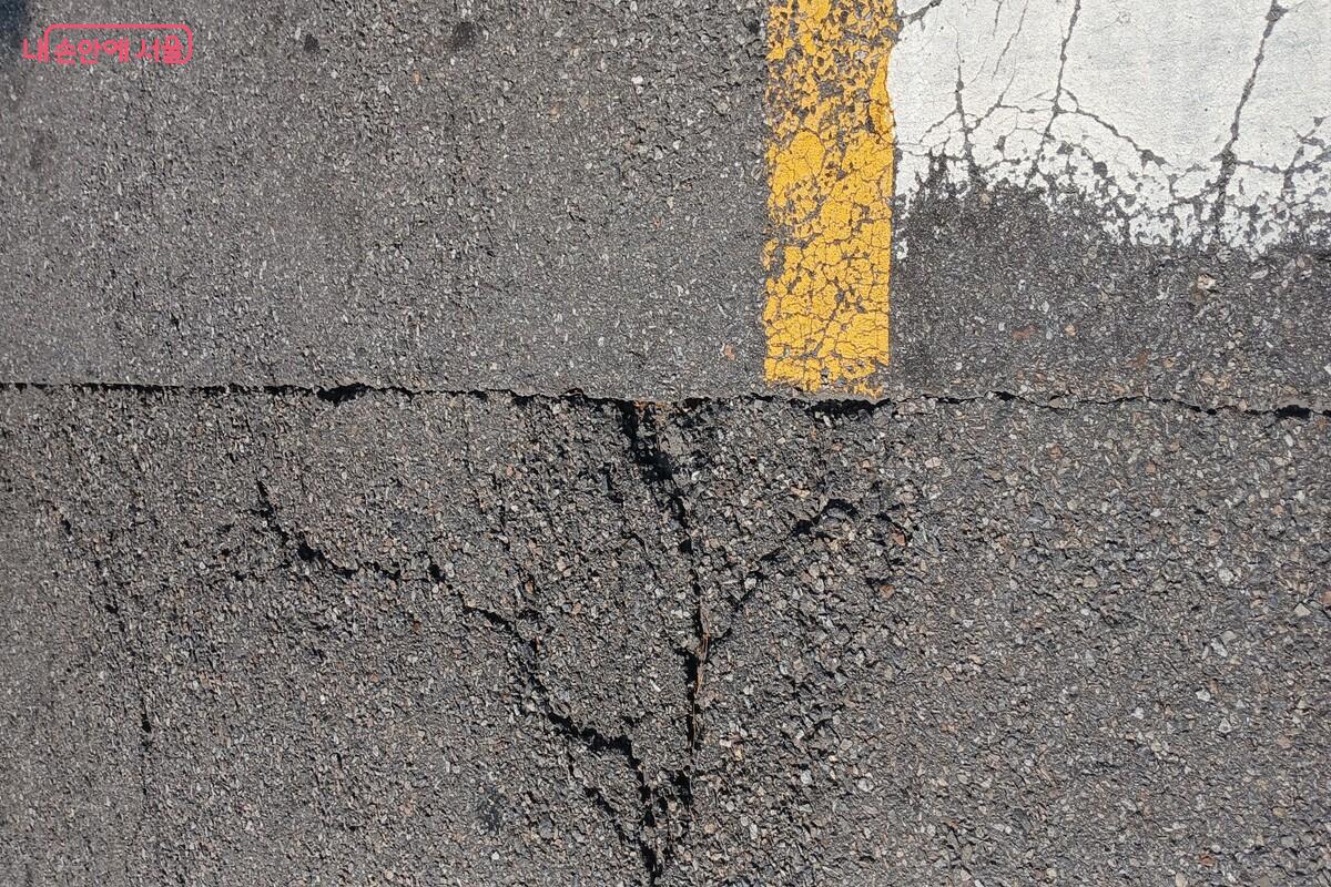 방지턱 앞 도로에 갈라짐 현상이 보인다. &copy;유지민