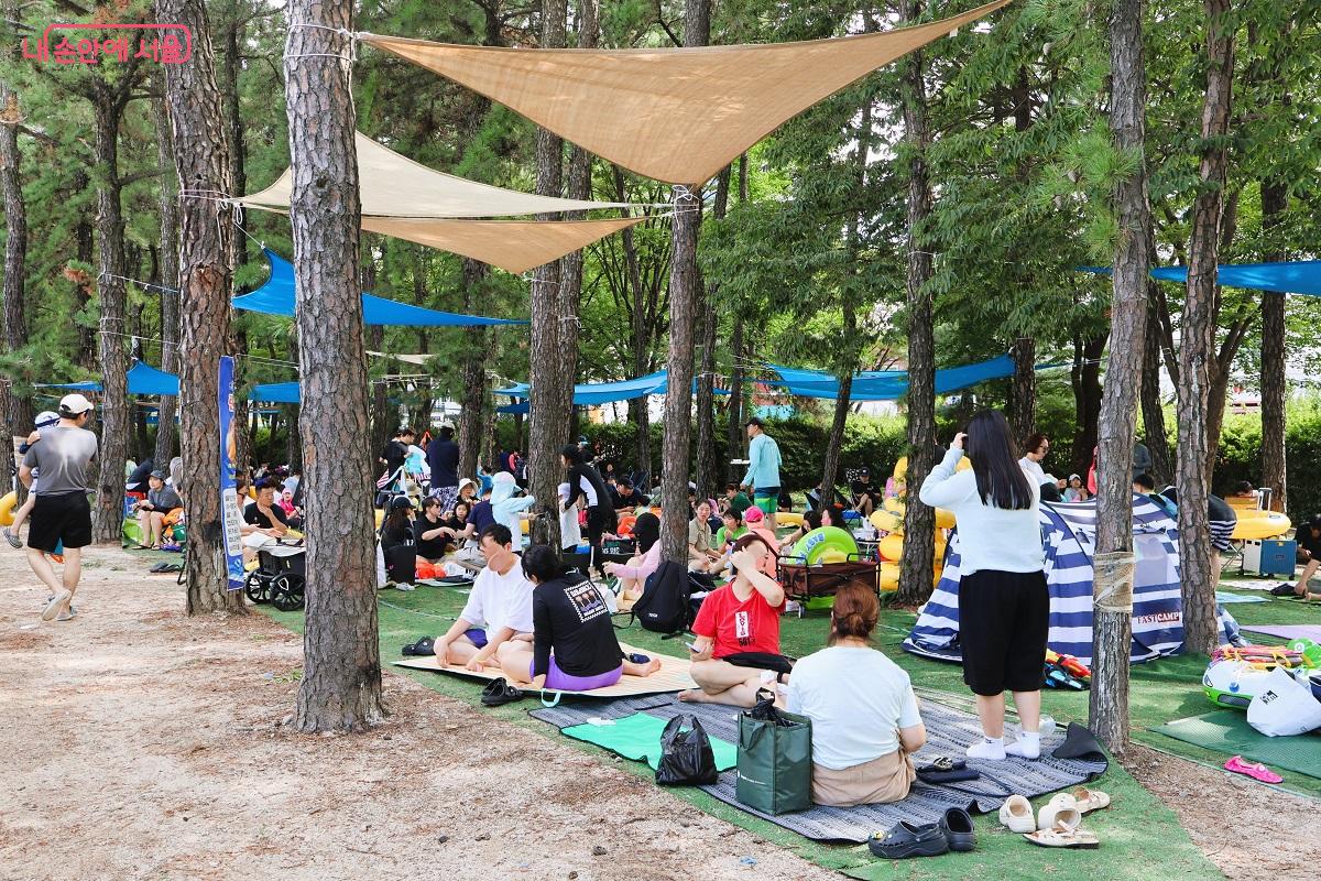 시원한 캠퍼스 소나무 숲에 조성된 무료 쉼터에서 맛난 거 먹으며, 도란도란 이야기 나누고 있다.
