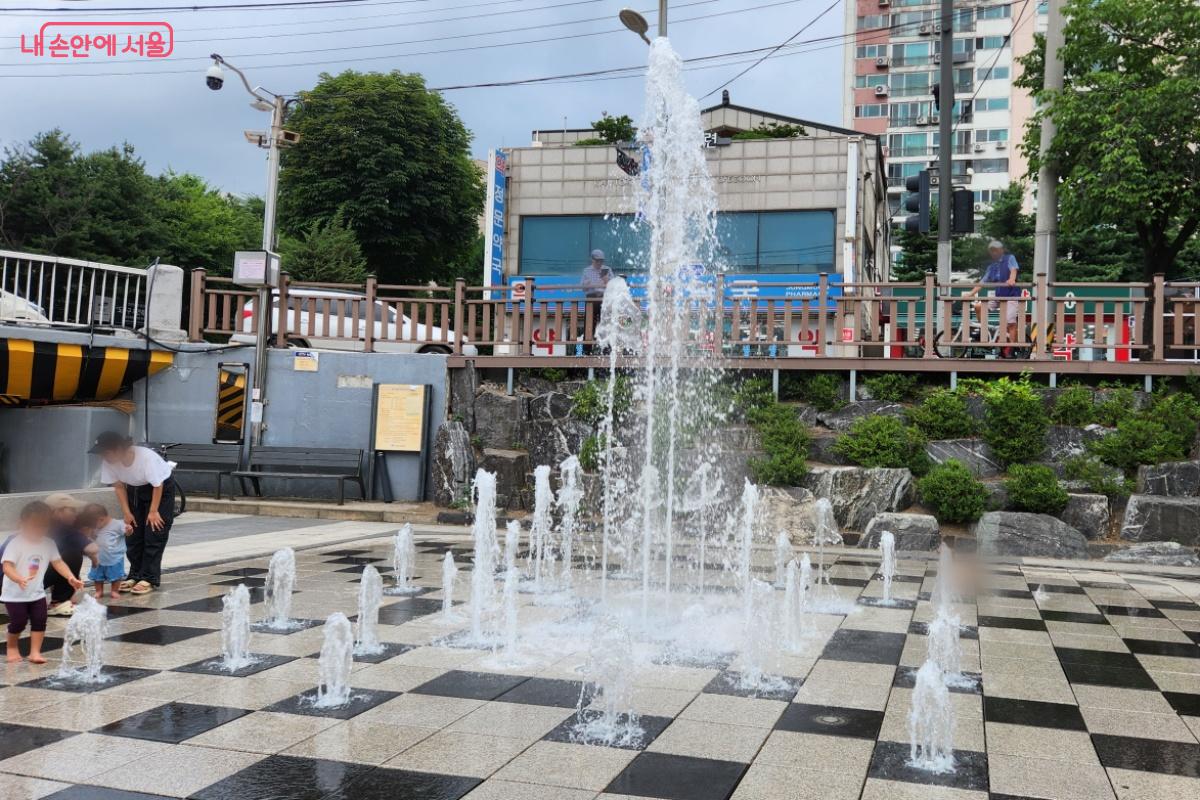 촉촉하게 젖어 있는 아이들은  다시 솟구치는 물줄기에 들어가면서 마냥 즐겁게 웃는다. ©김미선