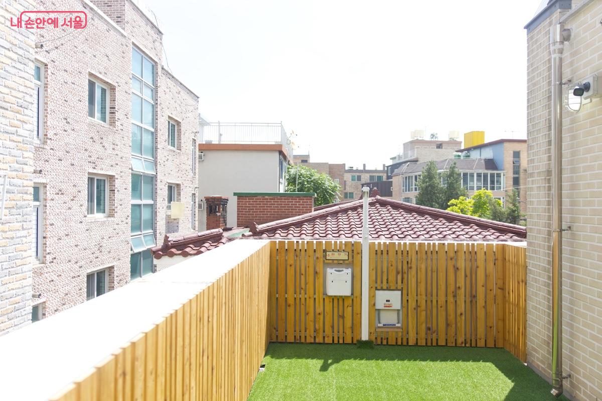 3층에 위치한 야외 테라스 ©임중빈
