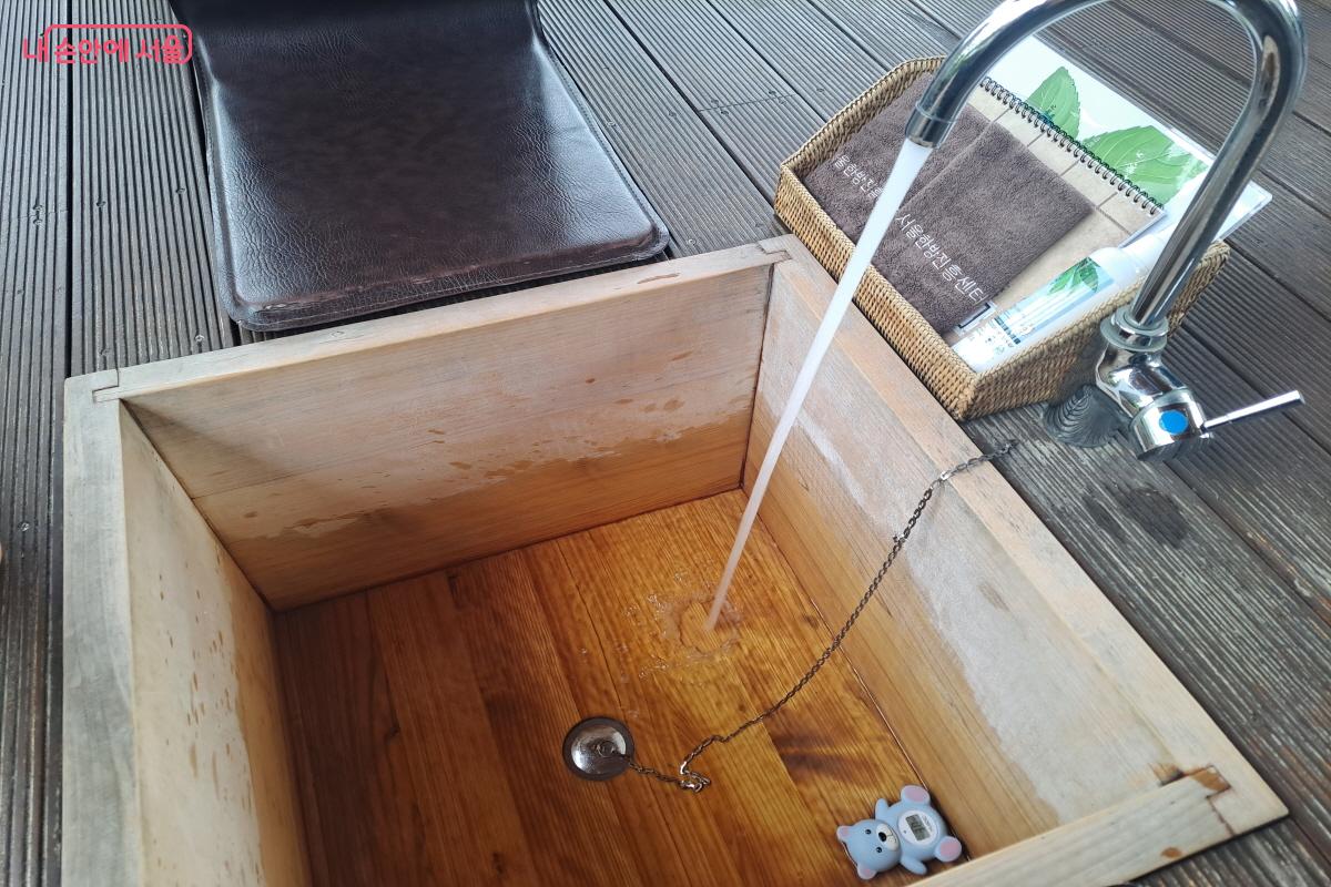 1~2인용으로 매우 프라이빗하고 위생적으로 즐길 수 있는 족욕탕 ⓒ이영섭