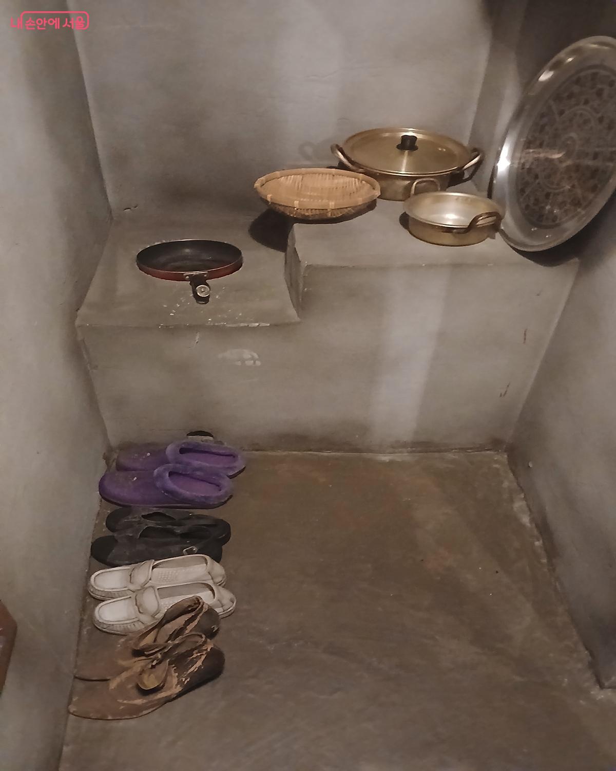 신발 네 켤레로 짐작할 수 있듯 한 방에 4명의 여성 노동자들이 살았다. &copy;유지민