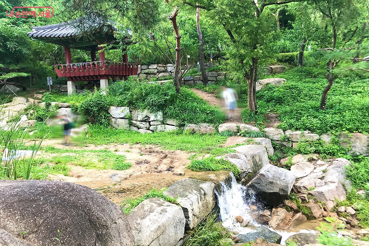 수성동 계곡 풍경과 쉴 수 있는 정자 ©이정민