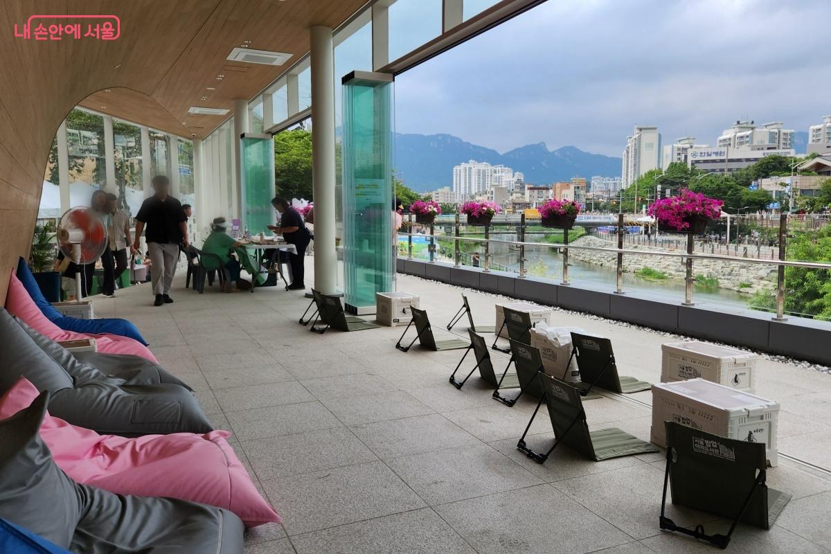 빈백이 놓여 있었고, 행사가 있는 날에는 서울시 팝업 야외도서관을 운영한다. ©김미선