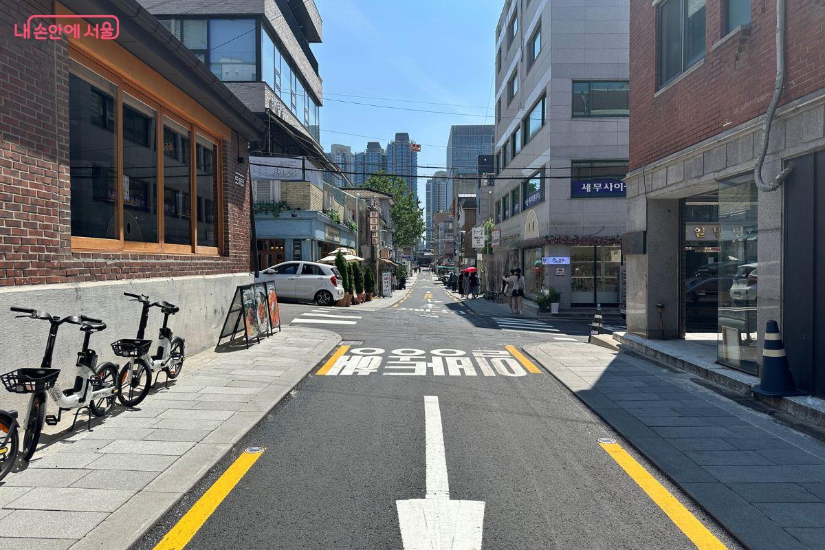 도로와 보행 공간을 재구성한 용리단길 &copy;김재형